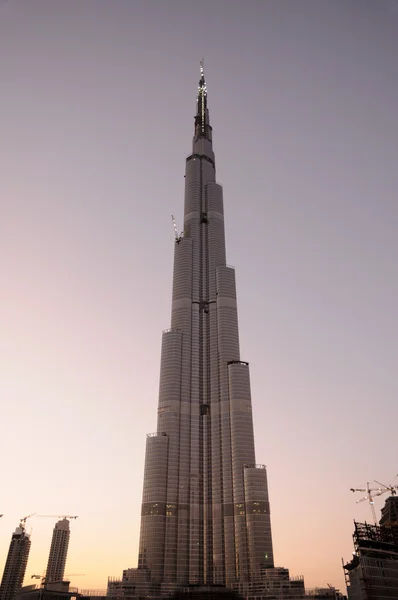 Rascacielos más alto del mundo Burj Dubai al atardecer —  Fotos de Stock