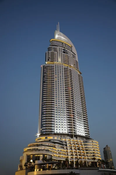 Wolkenkratzer in der Abenddämmerung in Dubai, Vereinigte Arabische Emirate — Stockfoto