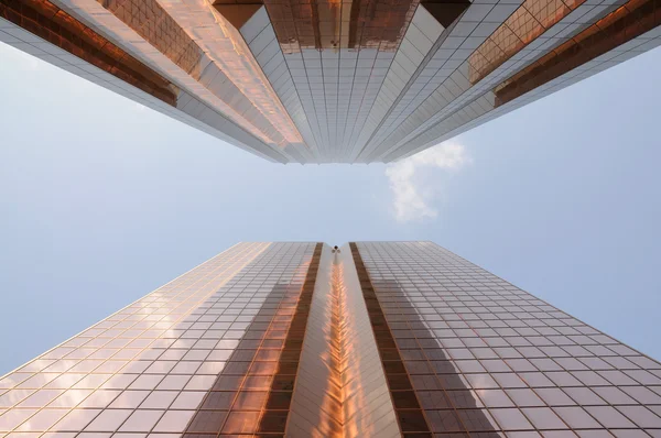 Zlatá mrakodrapy v městě Dubaj — Stock fotografie