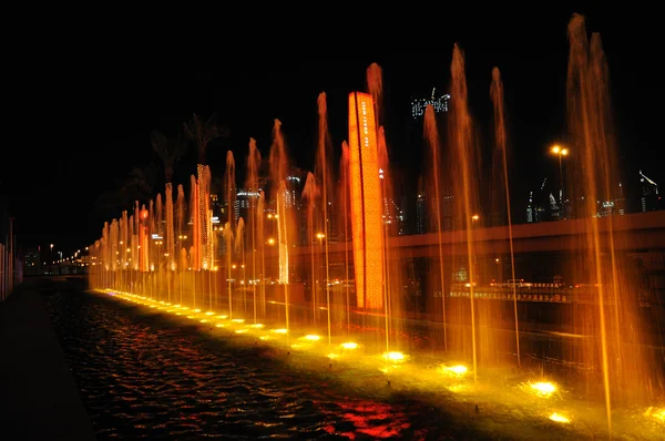 Освещённые фонтаны возле торгового центра Dubai Mall — стоковое фото