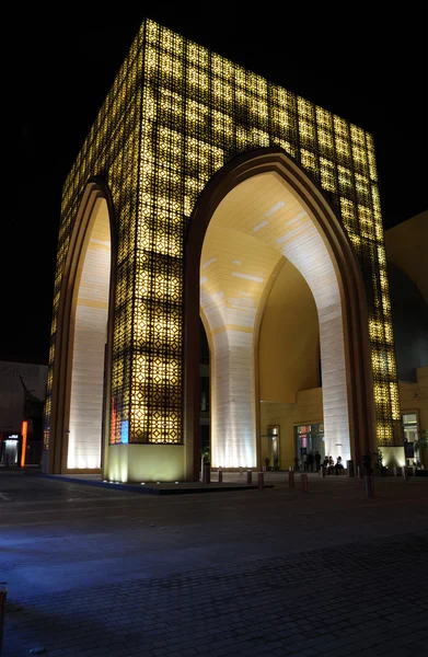 Вход в торговый центр Dubai Mall освещен ночью — стоковое фото