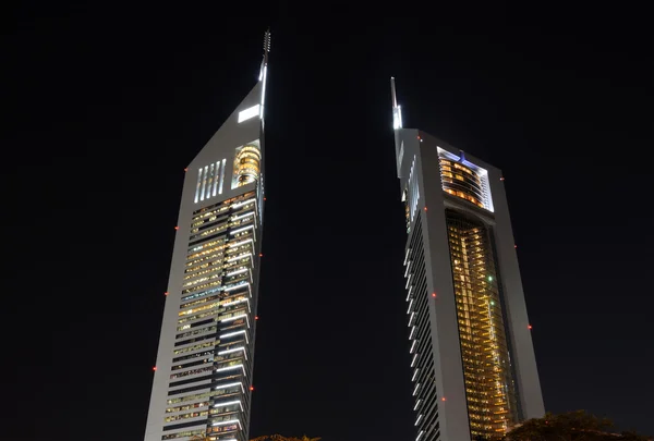 De torens van de Emiraten 's nachts, dubai — Stockfoto