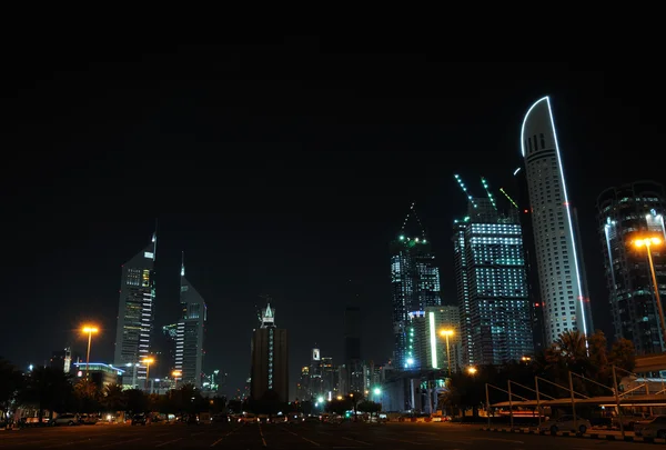 Gebäude an der Scheich-Zayed-Straße in Dubai — Stockfoto