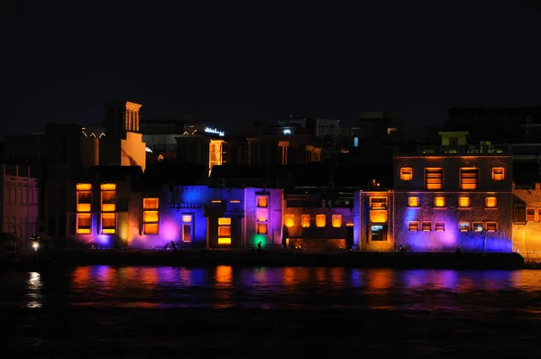 Buildings at Dubai Creek illuminated at night — Stock Photo, Image