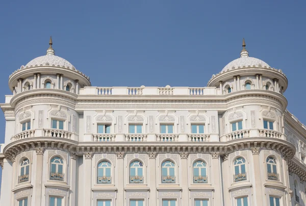 Здание Озила в городе Дубай, Объединенные Арабские Эмираты — стоковое фото