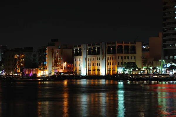 Immeuble lumineux coloré à Dubai Creek — Photo