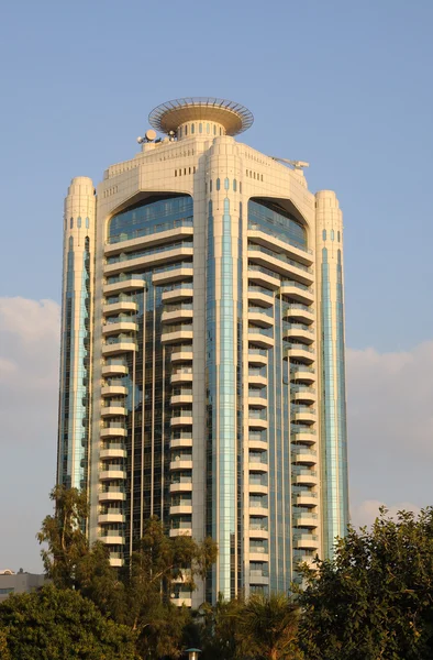Edifício de escritórios moderno na cidade de Dubai — Fotografia de Stock