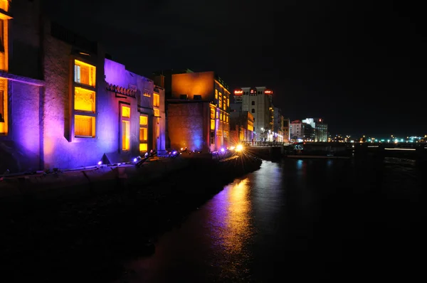Colorful illuminated building at Dubai Creek — Stock Photo, Image