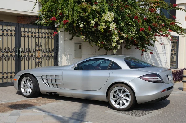 Luksusowy samochód sportowy mercedes benz slr mclaren w Dubaju — Zdjęcie stockowe
