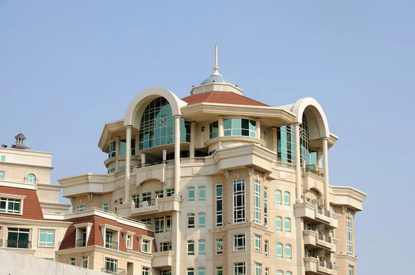 Современный жилой дом в городе Дубай — стоковое фото