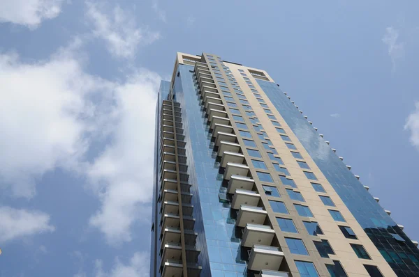 Edifício moderno de arranha-céus em Dubai — Fotografia de Stock