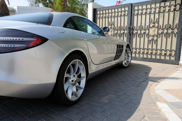 Luksusowy samochód sportowy mercedes benz slr mclaren w Dubaju — Zdjęcie stockowe