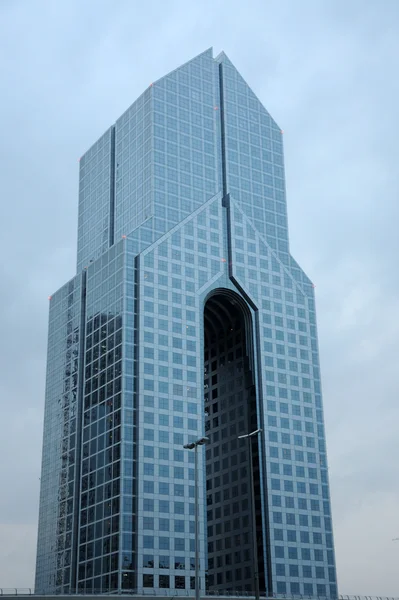 Современная офисная башня в Дубае — стоковое фото