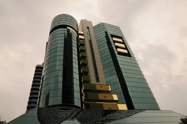 Πύργος του σύγχρονου γραφείου στην πόλη του Ντουμπάι — Φωτογραφία Αρχείου