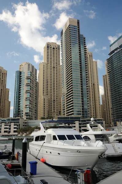 ドバイマリーナ、アラブ首長国連邦でのヨット — ストック写真