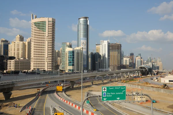 Bouw op de sheikh zayed road in dubai — Stockfoto