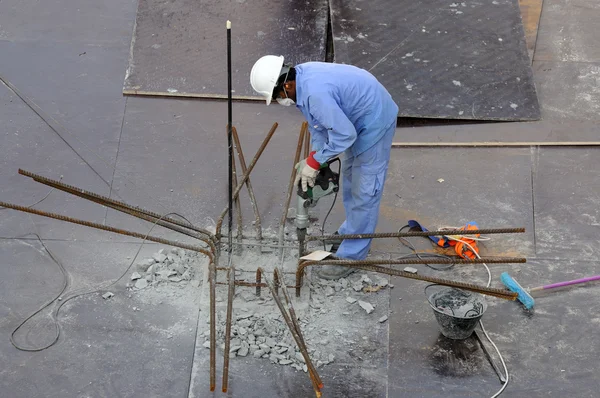 Trabalhador da construção com martelo pneumático — Fotografia de Stock
