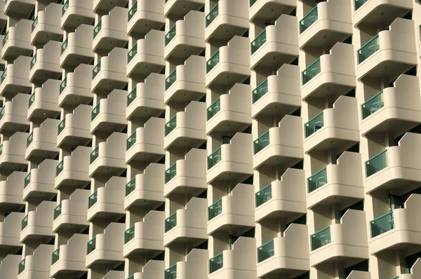 Fachada de edifício residencial com varandas — Fotografia de Stock