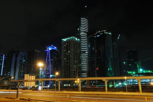 Sheikh Zayed Road en Dubai por la noche — Foto de Stock