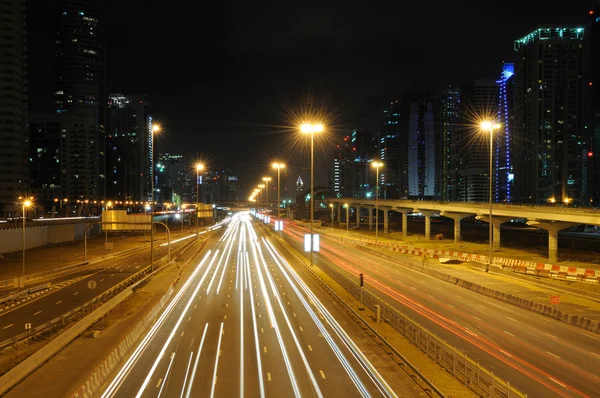 Sheikh zayed road in dubai's nachts — Stockfoto