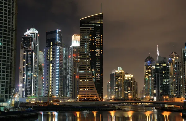 Dubai Marina éjjel, Egyesült Arab Emírségek — Stock Fotó