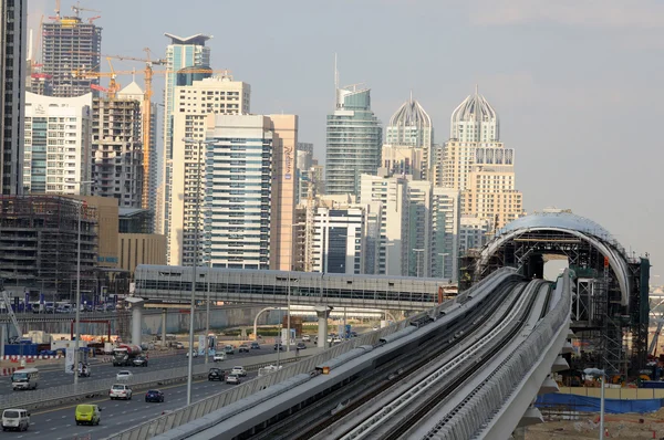 Budowa metra przy sheikh zayed road w Dubaju. — Zdjęcie stockowe