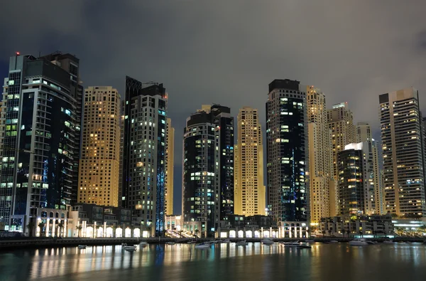 Dubai Marina à noite, Emirados Árabes Unidos — Fotografia de Stock