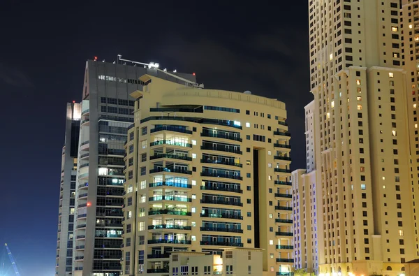 Edificios en Dubai Marina por la noche, Emiratos Árabes Unidos — Foto de Stock