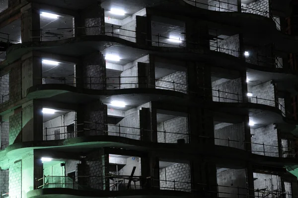 Строительство высотных зданий ночью — стоковое фото