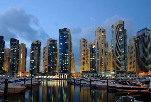 Dubai Marina por la noche, Emiratos Árabes Unidos — Foto de Stock