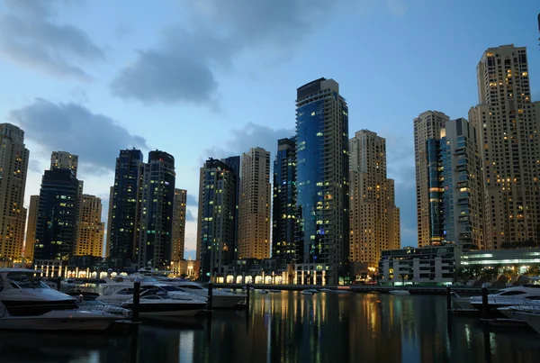 Dubai Marina ao entardecer, Emirados Árabes Unidos — Fotografia de Stock
