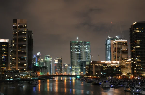 Dubai Marina à noite, Emirados Árabes Unidos — Fotografia de Stock