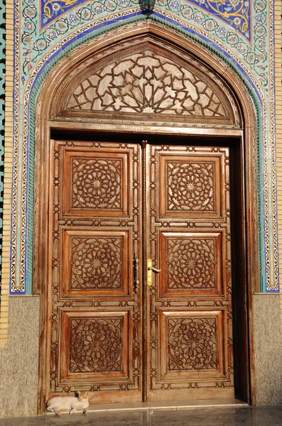 Дверь мечети в Дубае, Объединенные Арабские Эмираты — стоковое фото