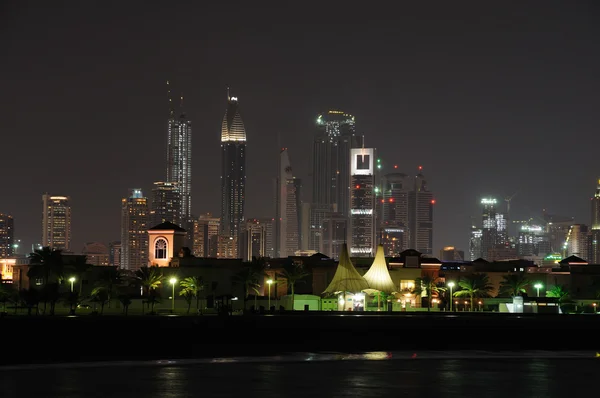 Városképet gazdagító épületnek szánták a dubai éjjel, Egyesült arab Emírségek — Stock Fotó