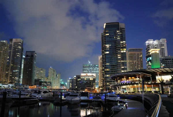 Dubai Marina 's nachts, Verenigde Arabische Emiraten — Stockfoto