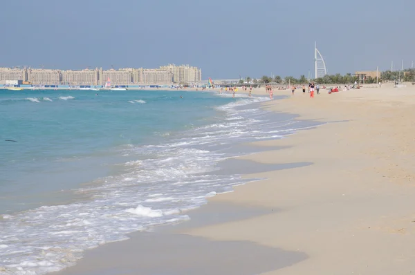 Pláž Jumeirah v Dubaji, Spojené arabské emiráty — Stock fotografie