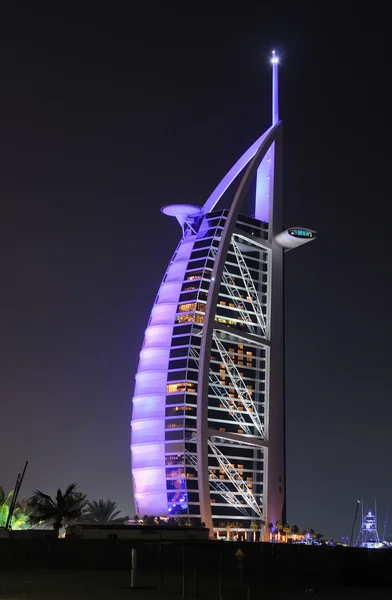 Hotel burj al arab svítí v noci, Dubaj — Stock fotografie