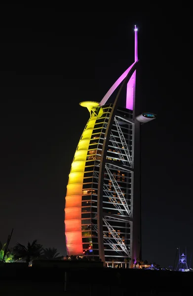 在晚上，迪拜酒店 burj al 阿拉伯照亮 — 图库照片
