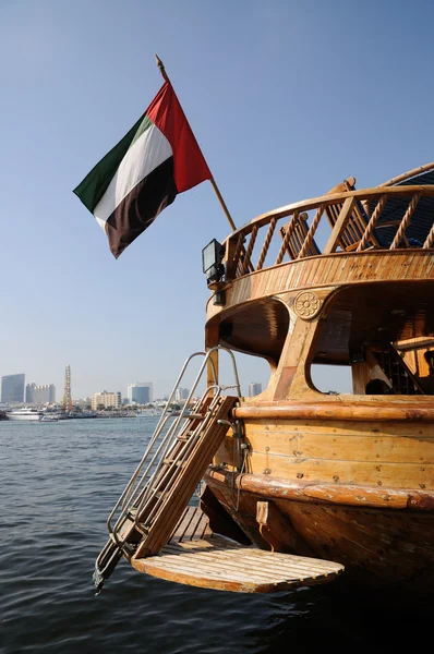Dřevěné plachetnici s emirates vlajky v dubai creek — Stock fotografie