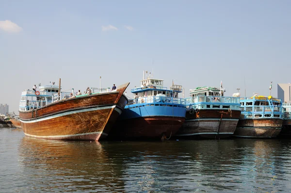アラブ首長国連邦、ドバイ クリーク、伝統的なダウ船 — ストック写真