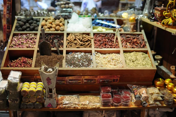 Arabische Gewürze im alten Souq in Dubai zu verkaufen — Stockfoto