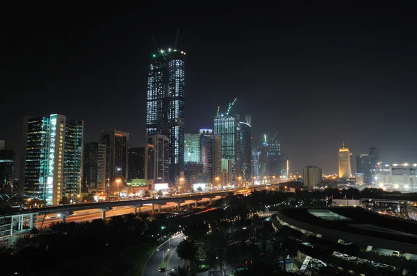 建筑物在谢赫扎耶德路迪拜在晚上 — 图库照片