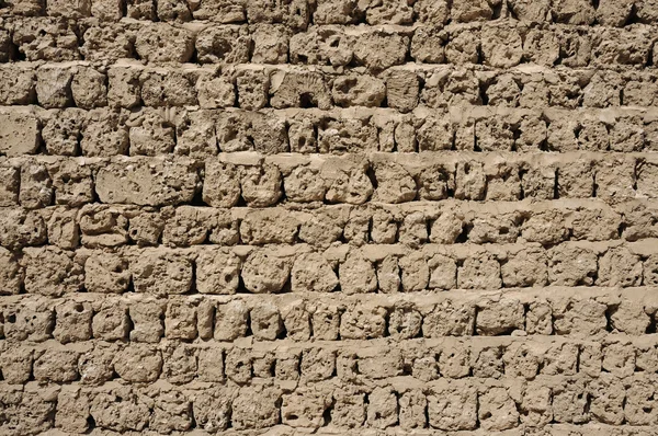 Old adobe wall in Dubai, United Arab Emirates — Stok fotoğraf