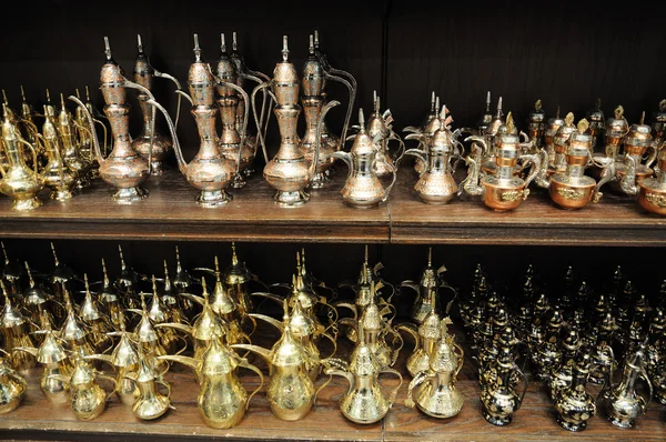 在迪拜，阿拉伯联合酋长国出售的传统阿拉伯语茶壶 — 图库照片