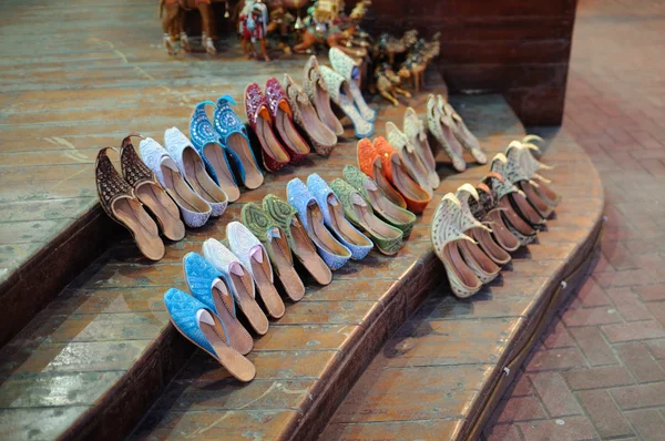 ドバイ、アラブ首長国連邦では東洋の靴 — ストック写真