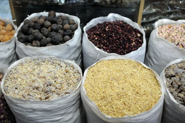 Traditionella arabiska kryddor till salu i dubai — Stockfoto