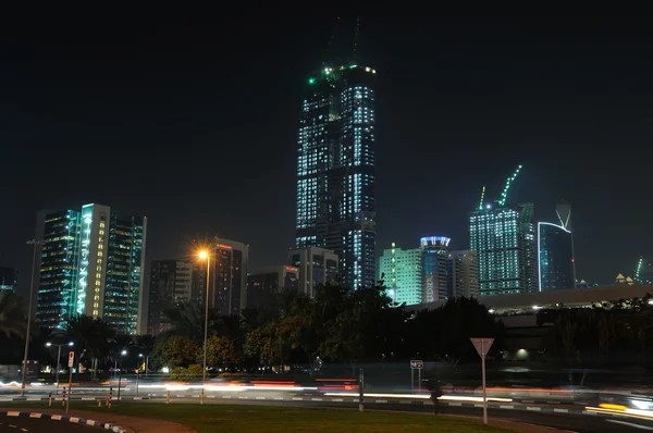 Bâtiments au Sheikh Zayed Road à Dubaï la nuit — Photo