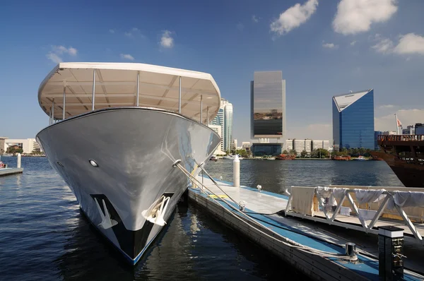 Yacht at Dubai Creek, United Arab Emirates — Stock Photo, Image