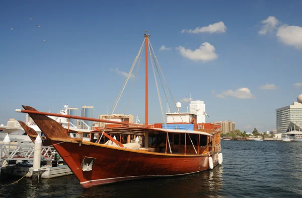传统阿拉伯三角帆船在迪拜克里克 — 图库照片