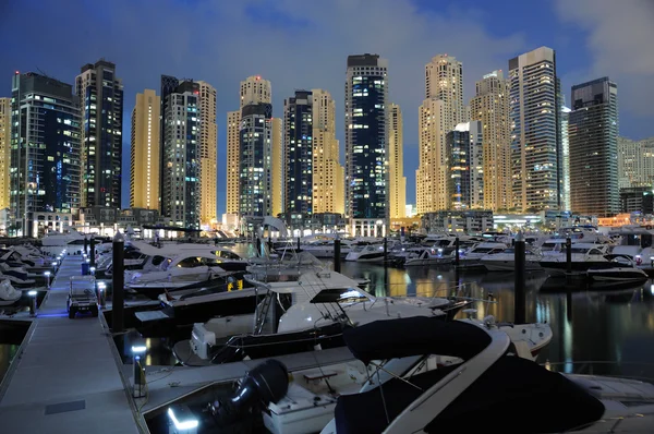 Dubai Marina por la noche, Emiratos Árabes Unidos —  Fotos de Stock